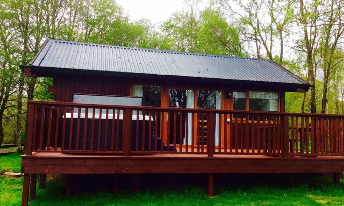 Taynuilt Cabin | Elevated Loch View Cabin with WiFi, Electric Hot Tub and Mountain Views
