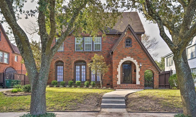 South Central Houston House | Elite Houston Home w/Fire Pit, Grill & Hot Tub!