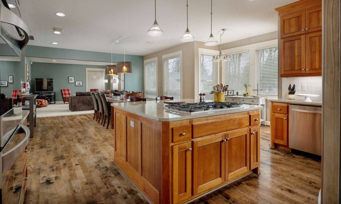 Beaverton House | Elite Luxury Near Portland, *Pet Friendly*, Hot Tub, Ping Pong, Game Room, 20 Minutes to Downtown