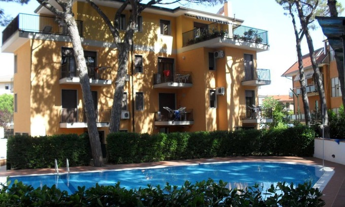 Eraclea Mare House | Elite three-room apartment with swimming pool, sun beds and playground