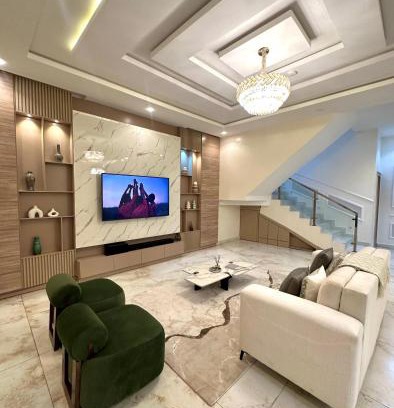 Ofin Apartment | EliteunseenSuites - 5 Bedroom Beautiful Detached House - Private Parking