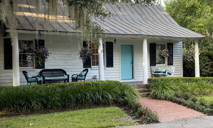 Summerville Historic District Cottage | Elizabeth Arden's former Estate, Coastal Style Cottage in Summerville