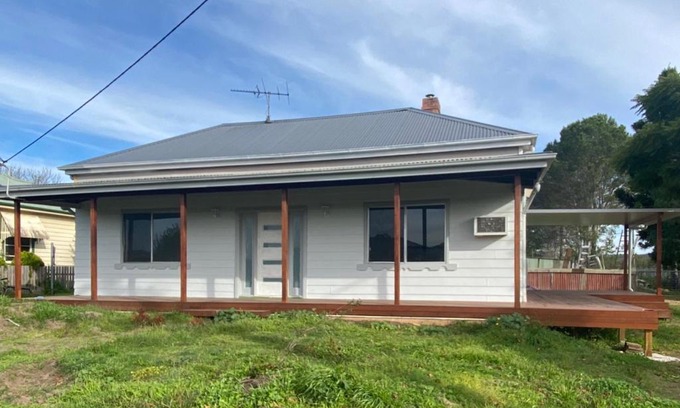 Ellalong House | Ellalong Lagoon Home with a view