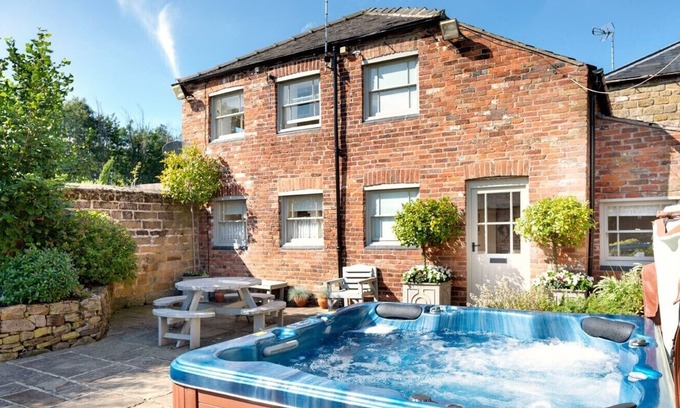 Alfreton House | Elliott House - 4 bedroom property with hot tub