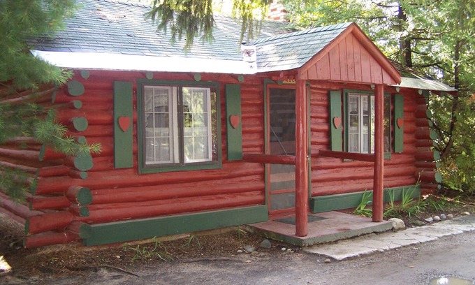 Grawn Cabin | Ellis Lake Resort - Spruce Log Cabin-Interlochen/Traverse City