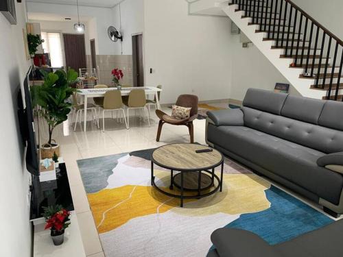 Sungai Buloh House | Elmina near Denai Alam, Saujana Utama with Wi-Fi & Netflix