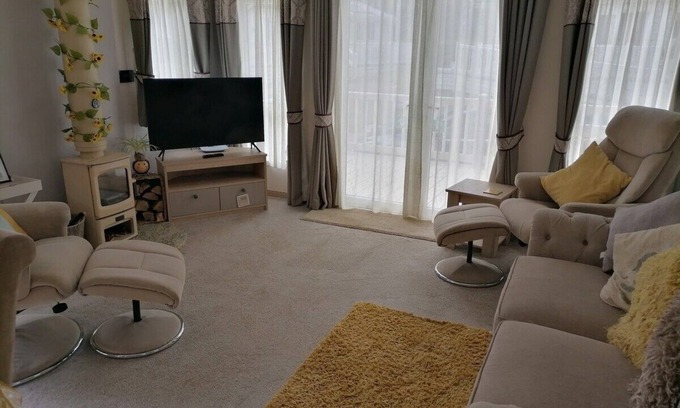 St Leonards-On-Sea Apartment | Elmvale - 2 bedrooms with decking sleeps 4
