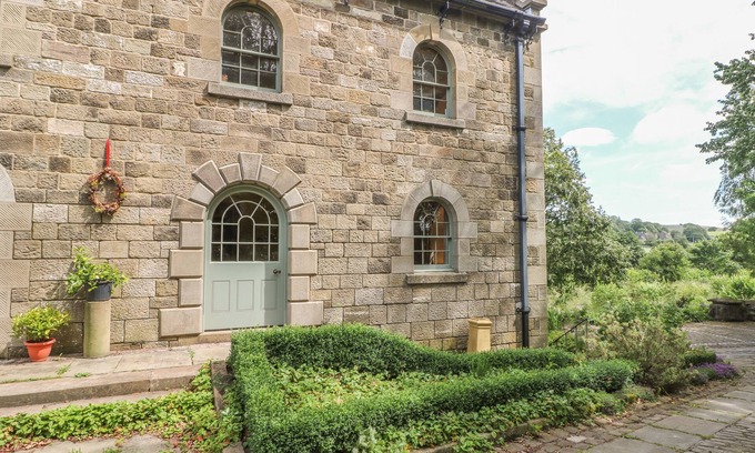Longnor Apartment | ELMWOOD, romantic, luxury holiday cottage, with a garden in Longnor