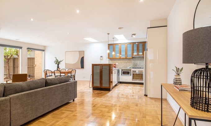 Elwood House | Elwood Sanctuary - walking distance to the beach