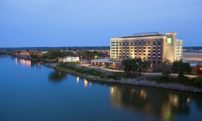 Peoria Hotel | Embassy Suites East Peoria Hotel and Riverfront Conference Center