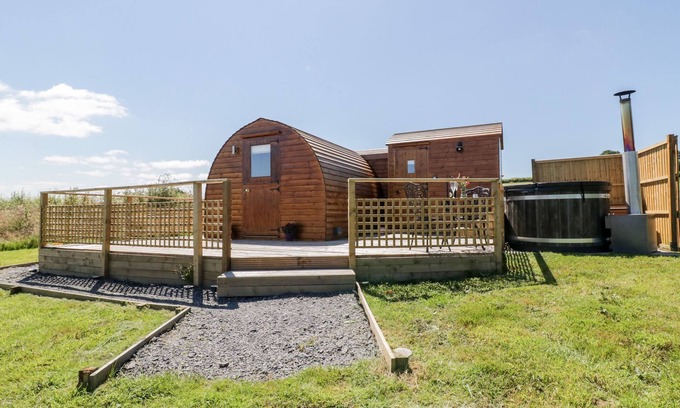 Llanfair Caereinion Cottage | EMBDEN POD AT BANWY GLAMPING, pet friendly in Llanfair Caereinion