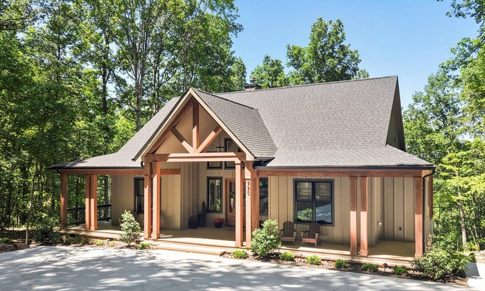 South Pittsburg Cabin | Emerald Lodge | Large Mtn Cabin | Hot Tub + Views