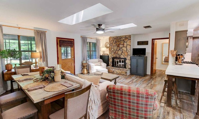Shreveport Cabin | Emerald Point Cabin - on Emerald Isle - Lake front with Kayaks! Emerald Isle Cabins, Shreveport, La.