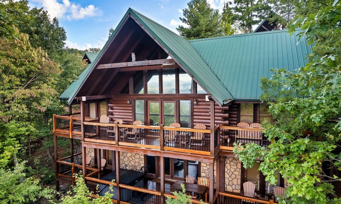 Black Bear Falls House | Emotional Rescue 4 BR Log Lodge, Unsurpassed Mt Le Conte views, Privacy, Luxury