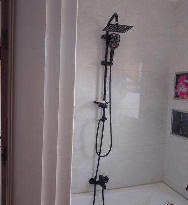 Shurtah al-Dakhlah Apartment | Empty room without furniture in an apartment