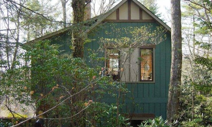 Mirror Lake Cottage | Enchanted Cottage - Private, Peaceful, and Only 5 Minutes to Main Street