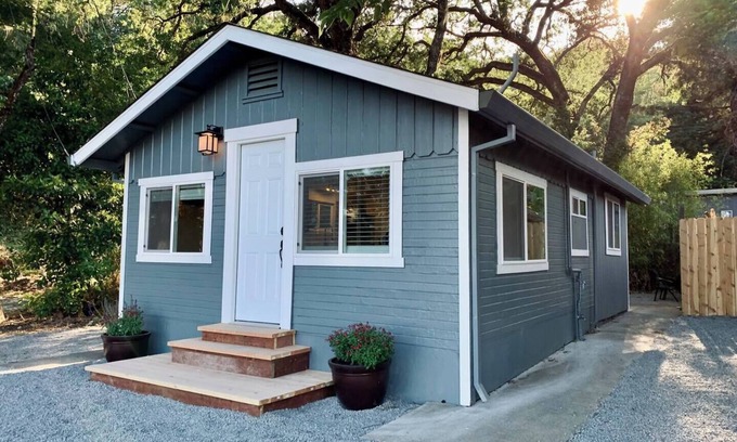 California Wine Country Cottage | Enchanting Creekside Retreat: Your Downtown Oasis