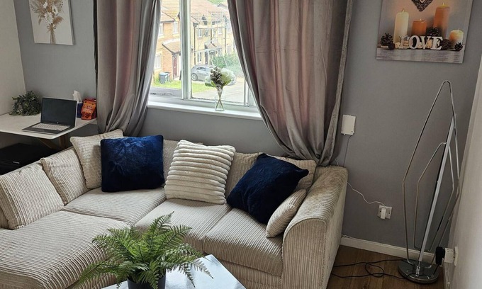 Chase Apartment | Enchanting Enfield Studio free parking