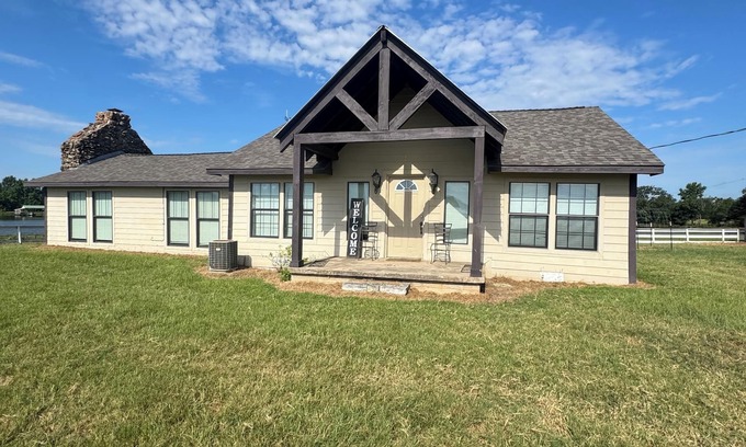Lindale Other | Enchanting farmhouse with AC in Lindale