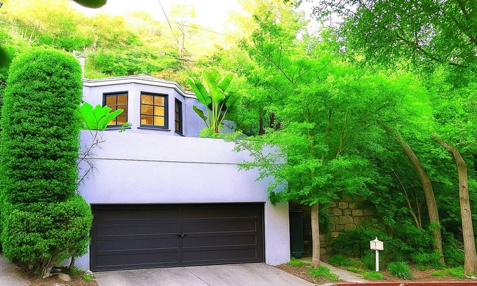 Hollywood Hills West House | Enchanting Hollywood Hills Oasis+Tree-Top Views+Outdoor Living Room+Free Garage