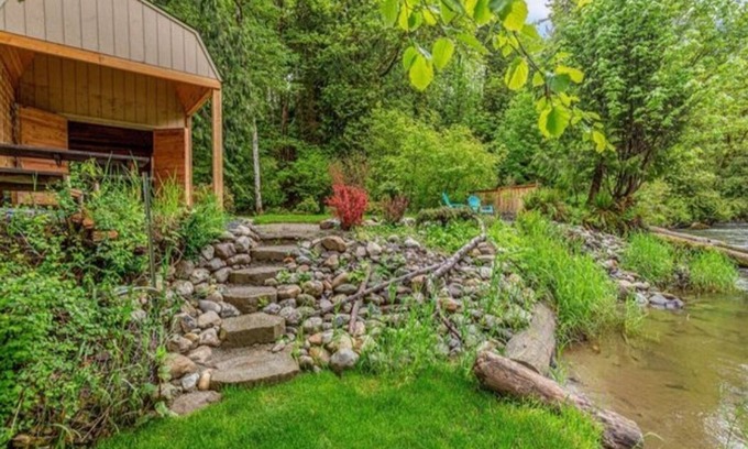 Granite Falls Cabin | Enchanting studio cabin in Granite Falls! nFor the off grid nature lover.
