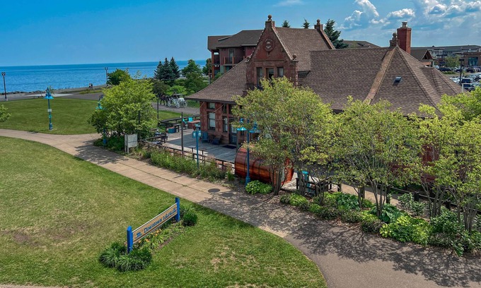 Downtown - Waterfront Hotel | Endion Station Inn
