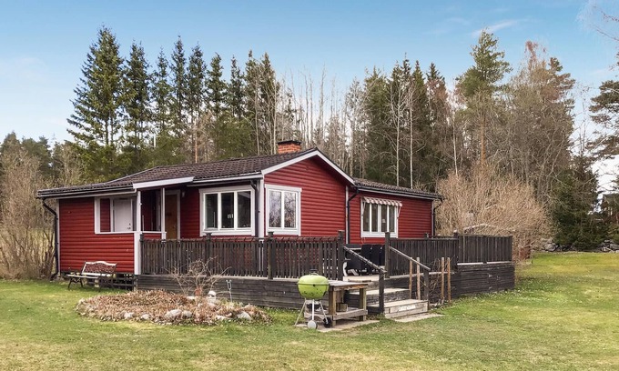 Norrtalje House | Enjoy a glass of champagne in the bubbling whirlpool in the greenery near the lake
