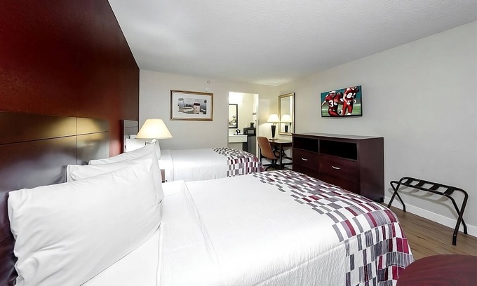 Ellenton House | Enjoy a Hassle-Free and Suiting Stay! Pet-friendly, Outdoor Pool, Free Parking!