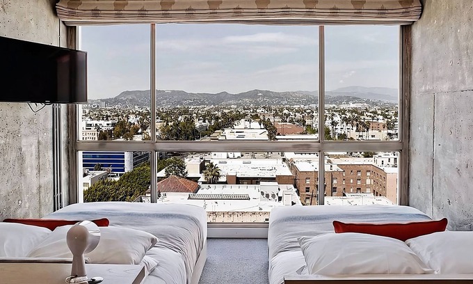 Wilshire Center House | Enjoy a Hassle-Free and Comfortable Stay! Hill View, Near Madison Avenue Park