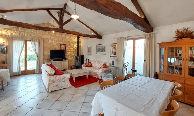 Ambares-et-Lagrave House | Enjoy a relaxing vacation in this vacation home on the lake.