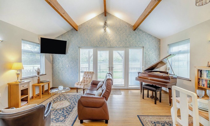 Aubourn Cottage | Enjoy a summer BBQ in the lawned garden.