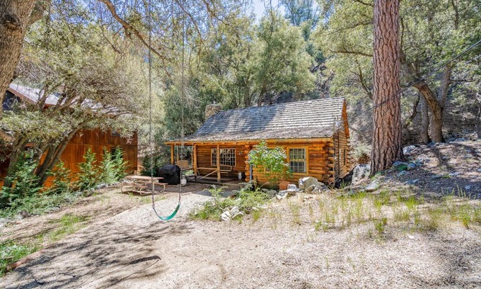 Pine Mountain Club House | ENJOY - An Authentic Log Cabin - Purple Beds - Games - 420 OK! Pets Stay FREE