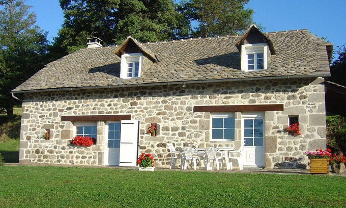 Raulhac Cottage | Enjoy attractive rates in a charming gîte, near Super-Lioran