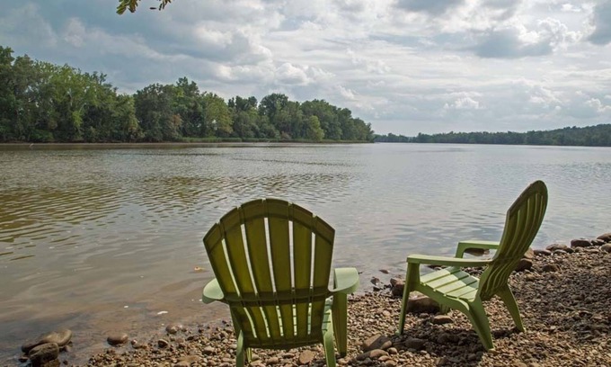 Ampthill House | Enjoy Breezes on the James River, 2bdrm-1bath/15 minutes to downtown Richmond