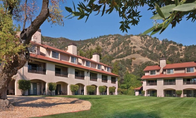 Nice Condo | Enjoy Clear Lake with the family in this resort 2BD condo with resort boat dock