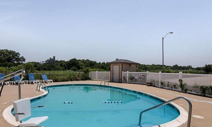 Van Buren Hotel | Enjoy Free Breakfast at Charming Inn in Van Buren | 2 Affordable Rooms