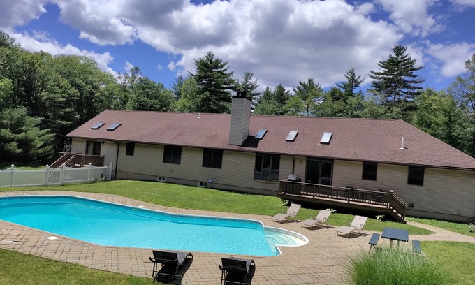 Glen Spey House | Enjoy our spacious 4 bedroom house with a private pool in a quiet area.