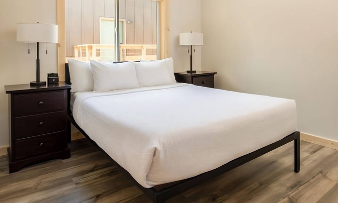Boardman Hotel | Enjoy Stunning Views Across the Columbia River! 3 Relaxing Cabins, Outdoor Pool