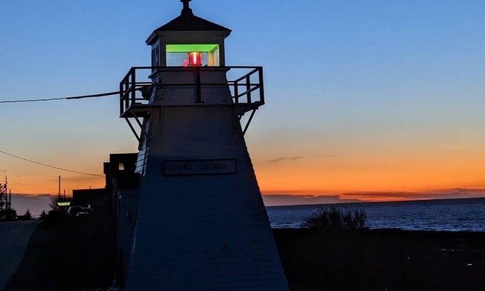 Port George House | Enjoy the Bay of Fundy just steps away. Pet friendly.