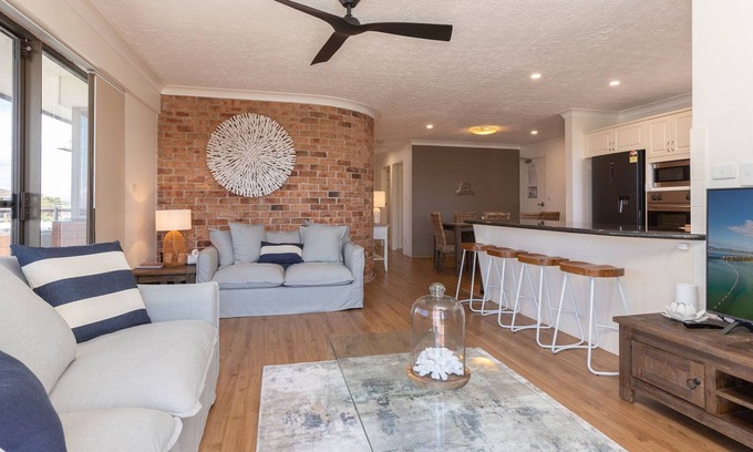 Tuncurry Apartment | Enjoy this relaxed hamptons inspired coastal getaway located in the heart of Tuncurry village.