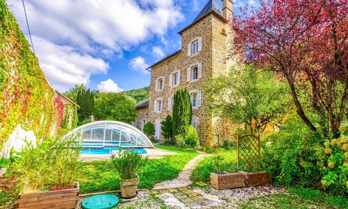 Rodez House | Enjoy your stay in this inviting cottage with beautiful views of the river.
