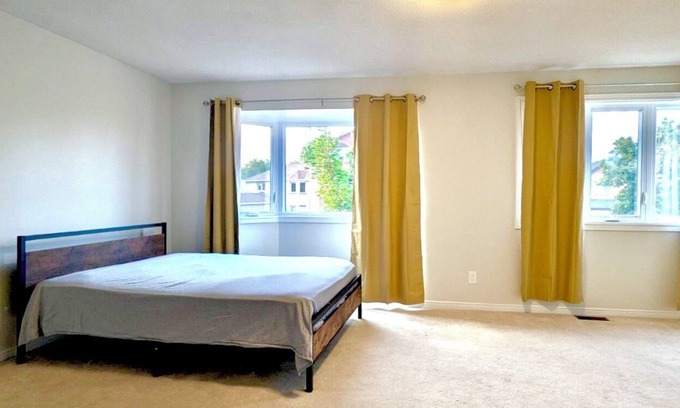 Ottawa Division House | Ensuite 10min from airport 15min to downtown