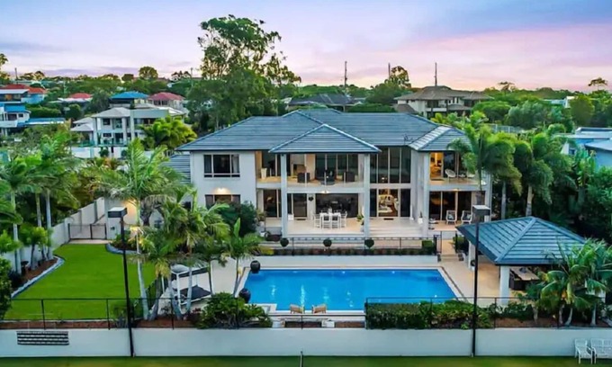 Wynnum North House | Entertain Every Family Member!