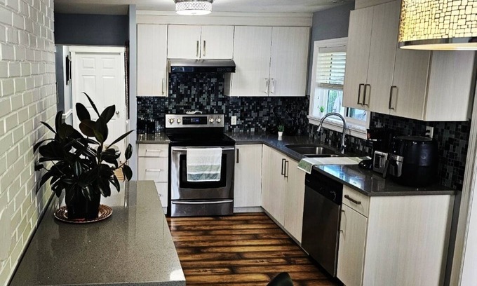 Surrey Newton House | Entertainers dream house on acreage in city! Sleeps 15!