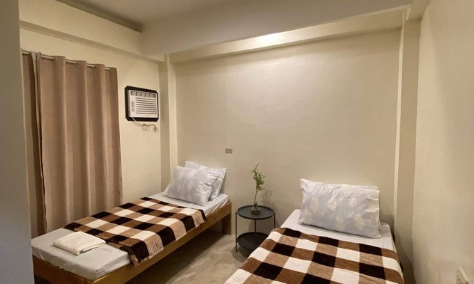 Plaridel Cabin | Entire 2nd Floor of Antelmi Inn: Space for a Large Group of Family