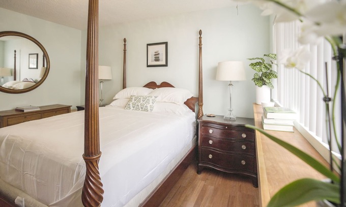 North Hollywood Apartment | Entire APT: laundry+parking+kitchen+Wi-fi+AC+Outdoor Patio