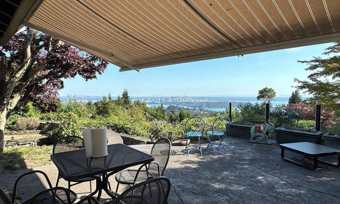West Vancouver House | Entire Cottage with big Patio, close to Downtown Vancouver.