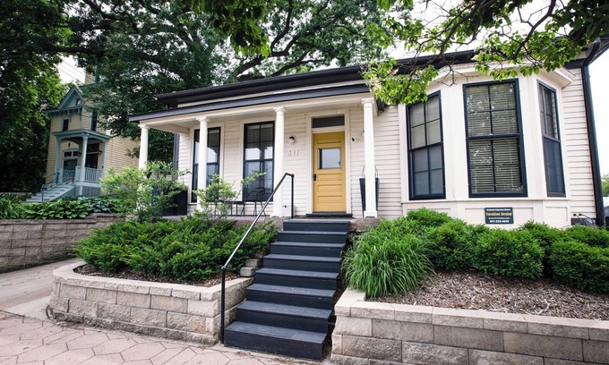 West Seventh House | Entire Duplex West 7th, Xcel, and DT St. Paul Sleeps 8 Off street Parking!