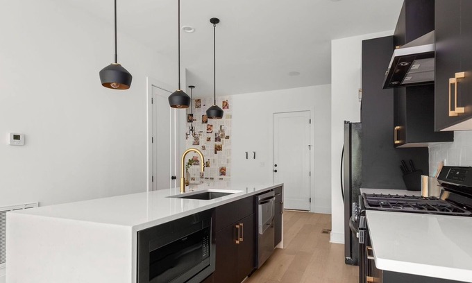 Hadley - Washington Apartment | Entire Home - Chic 4BR in Heart of Nashville