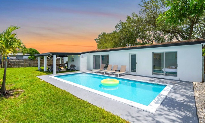 Driftwood House | Entire home in Hollywood, Florida